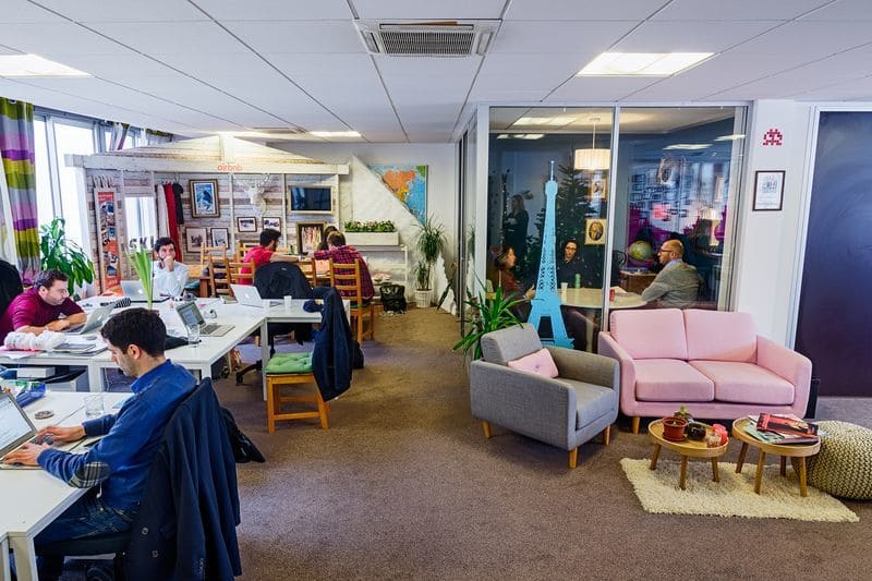Des bureaux comme à la maison chez Airbnb pour le bien-être des collaborateurs.
