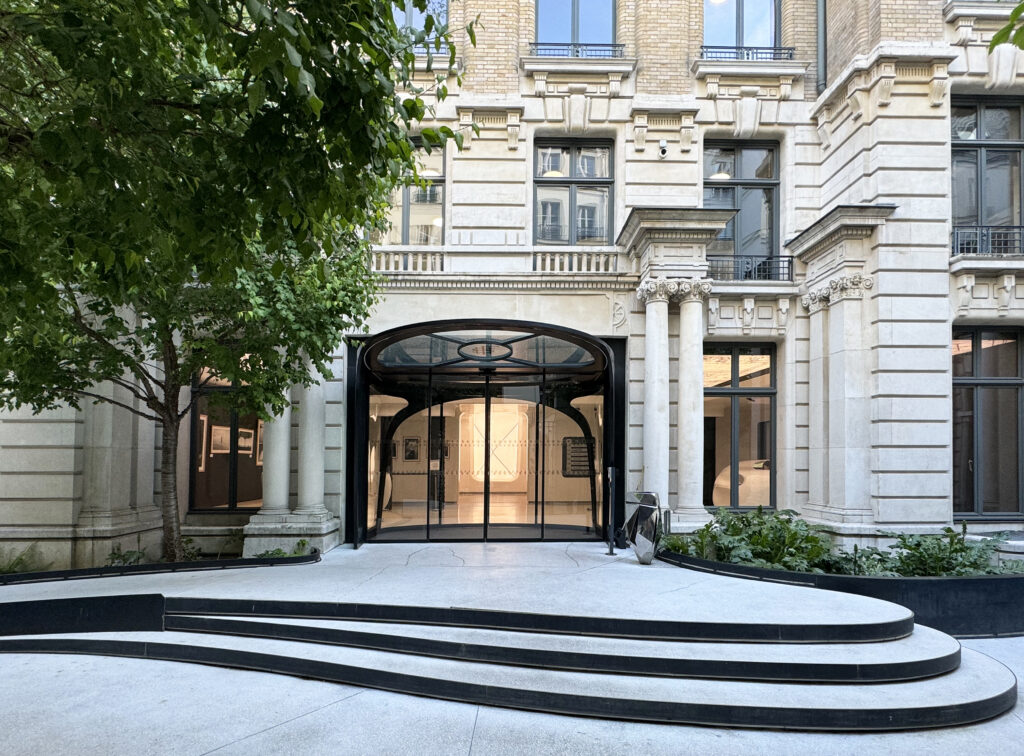 Capture d’écran d’une séquence tournée dans un décor corporate haut de gamme aligné avec l’univers Shiseido