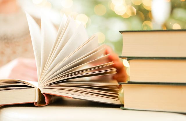 livres ouverts et en pile